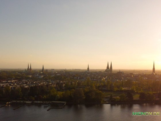 Drägerpark mit Blick auf Lübecks Altstadtinsel und den 7 Türmen