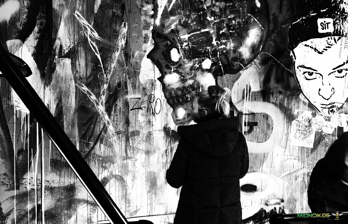 Nathalie vor der Graffitiwand im Champs in Kiel