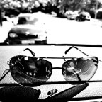 Sonnenbrille im Auto